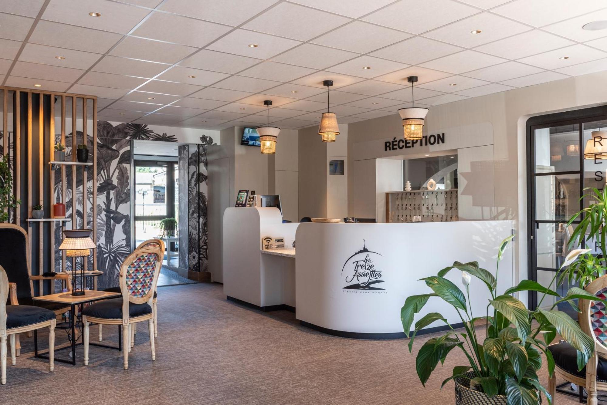 Hotel Restaurant Les 13 Assiettes Le Val-Saint-Pere Bagian luar foto
