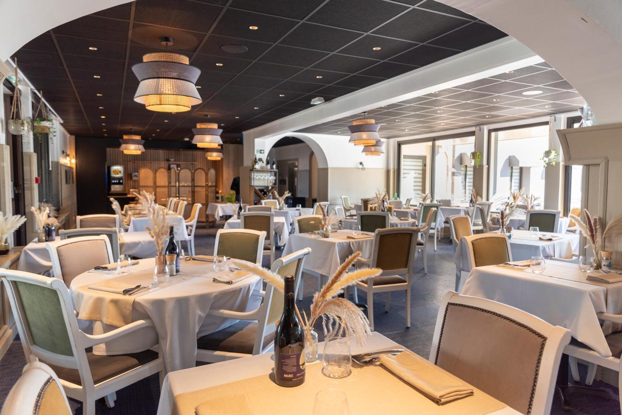 Hotel Restaurant Les 13 Assiettes Le Val-Saint-Pere Bagian luar foto