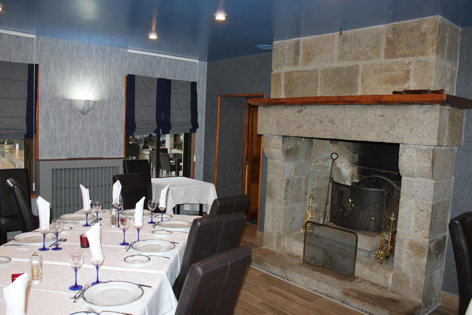 Hotel Restaurant Les 13 Assiettes Le Val-Saint-Pere Bagian luar foto