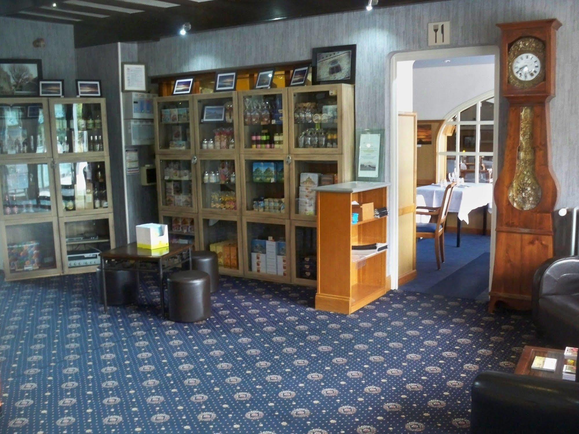 Hotel Restaurant Les 13 Assiettes Le Val-Saint-Pere Bagian luar foto