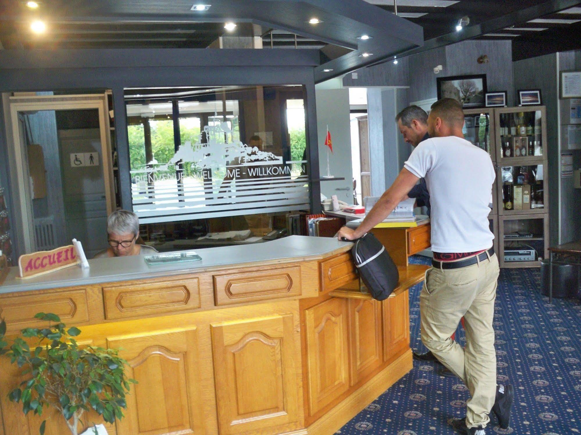 Hotel Restaurant Les 13 Assiettes Le Val-Saint-Pere Bagian luar foto