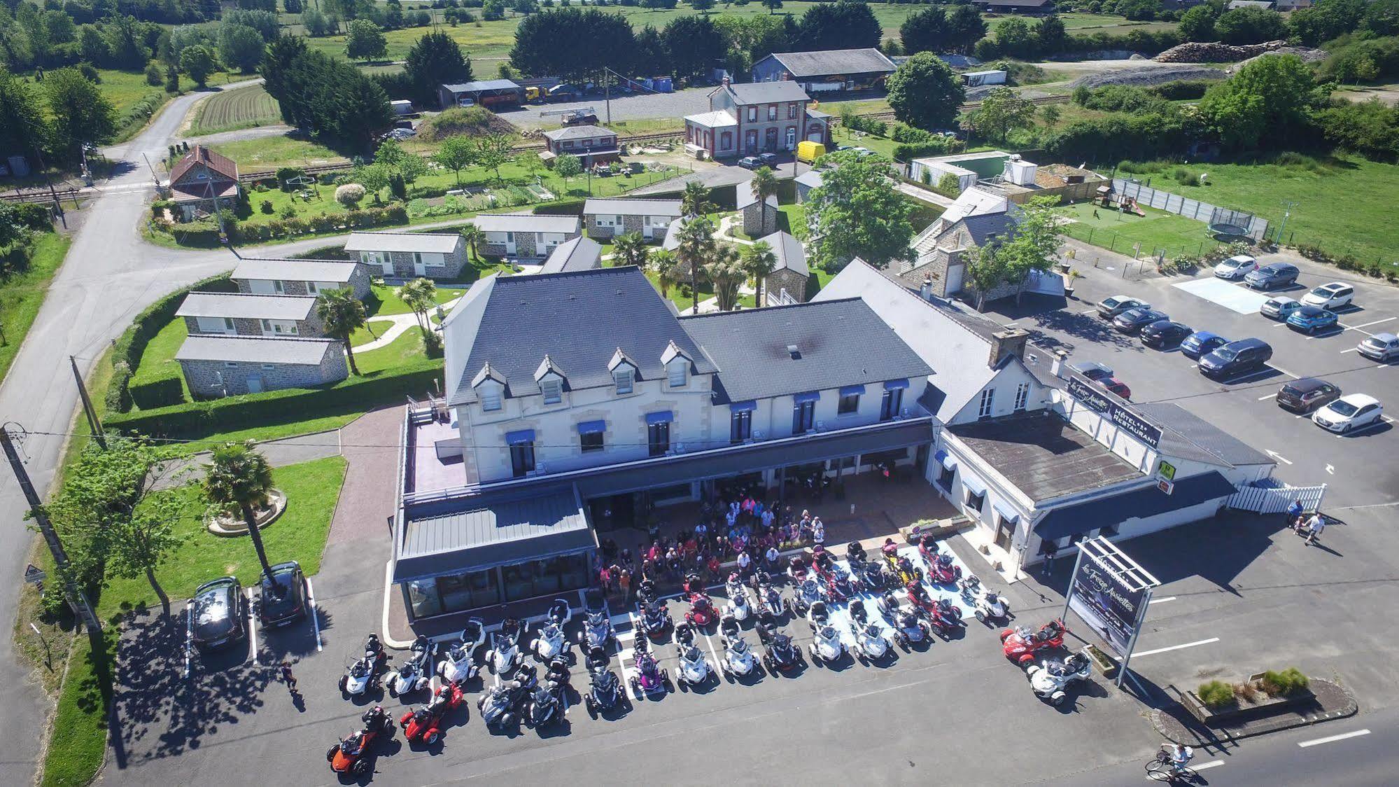 Hotel Restaurant Les 13 Assiettes Le Val-Saint-Pere Bagian luar foto