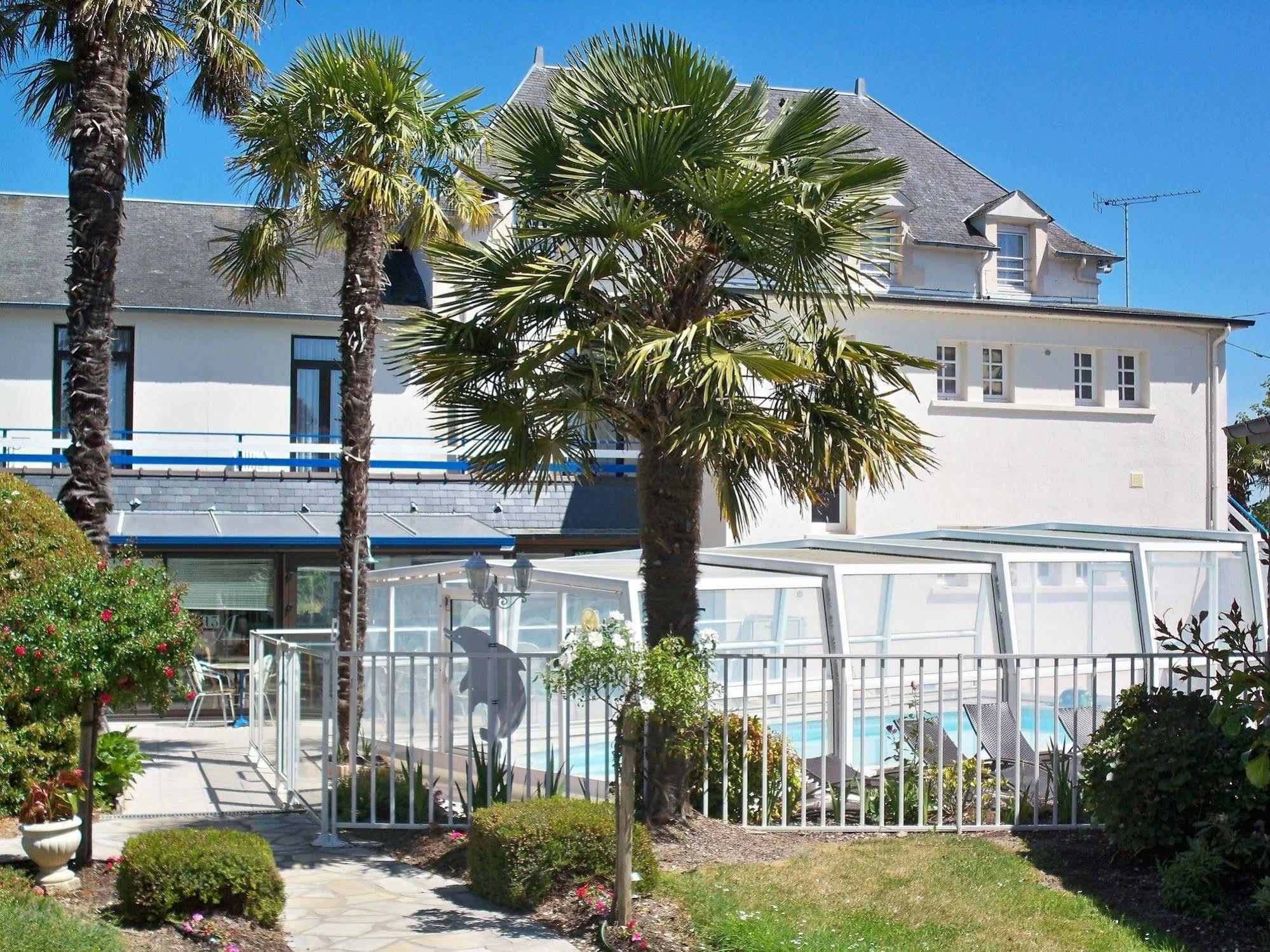 Hotel Restaurant Les 13 Assiettes Le Val-Saint-Pere Bagian luar foto