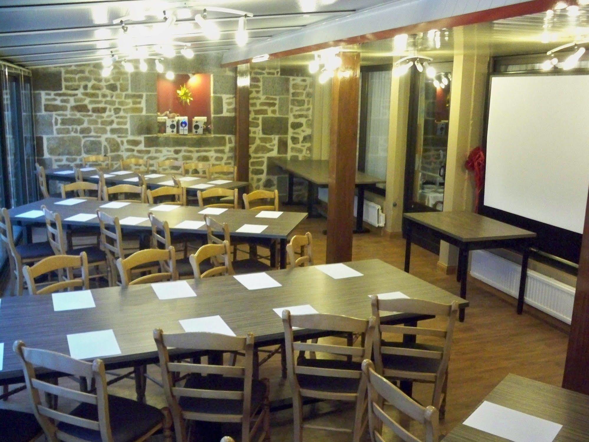 Hotel Restaurant Les 13 Assiettes Le Val-Saint-Pere Bagian luar foto