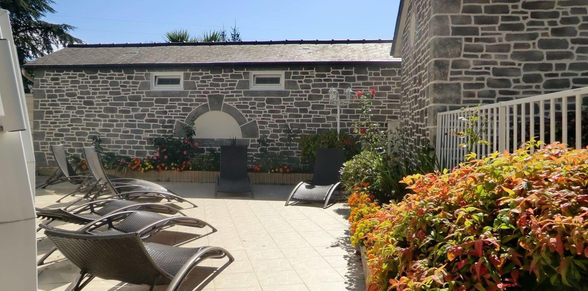 Hotel Restaurant Les 13 Assiettes Le Val-Saint-Pere Bagian luar foto