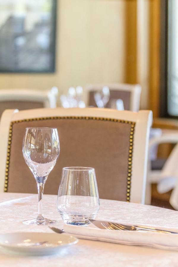 Hotel Restaurant Les 13 Assiettes Le Val-Saint-Pere Bagian luar foto